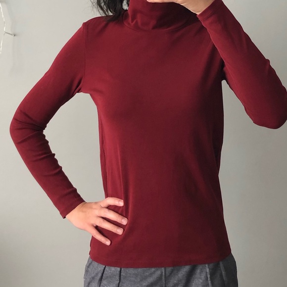 Uniqlo turtleneck. Burgundy. US XS - Picture 2 of 9